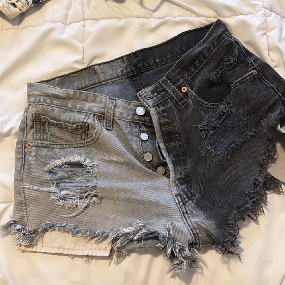 VINTAGE TWO-TONED LEVI DENIM. FITS 27/28 WAIST.